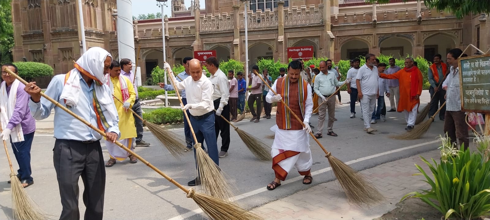 दीक्षान्त समारोह से पहले सम्पूर्णानन्द संस्कृत विश्वविद्यालय में चला व्यापक स्वच्छता अभियान